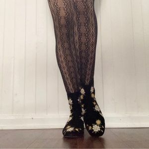 ★ Embroidered Flower Pumps ★